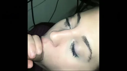 Blowjob Under The Table While He Games - Video Porno Gratuite HD | Jeux de Rue