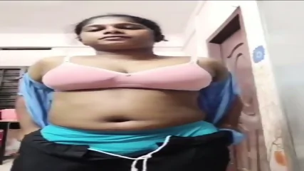 Tamil Hotel Staff Babe Undressing Spreading Her Pussy & Ass - Video Porno Gratuite HD | Jeux de Rue