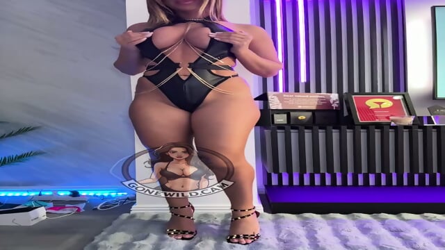 Latina Bombshellâ¯+â¯Huge Boobs: Hot Twerk & Tease - Video Porno Gratuite HD | Jeux de Rue