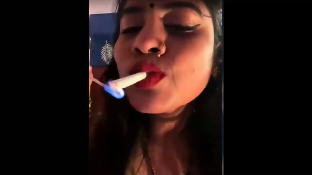 V hot sweti pussy and boobs show with face and smoking - Video Tendance HD | Jeux de Rue