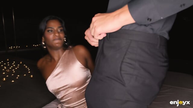 Indian Princess Kneels For Big White Dick - Video Tendance HD | Jeux de Rue