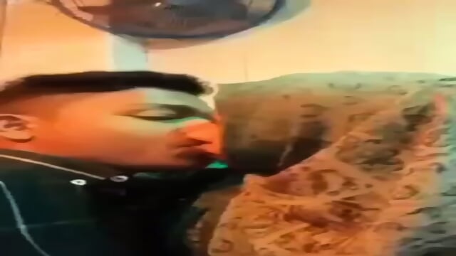 Bangladeshi teen couple kissing in restaurant, Boyfriend sucking boobs and biting niopples - Video Tendance HD | Jeux de Rue