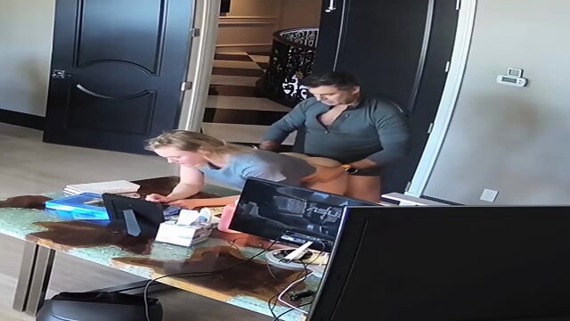 American businessman has sex with his secretary - Video Porno Gratuite HD | Jeux de Rue